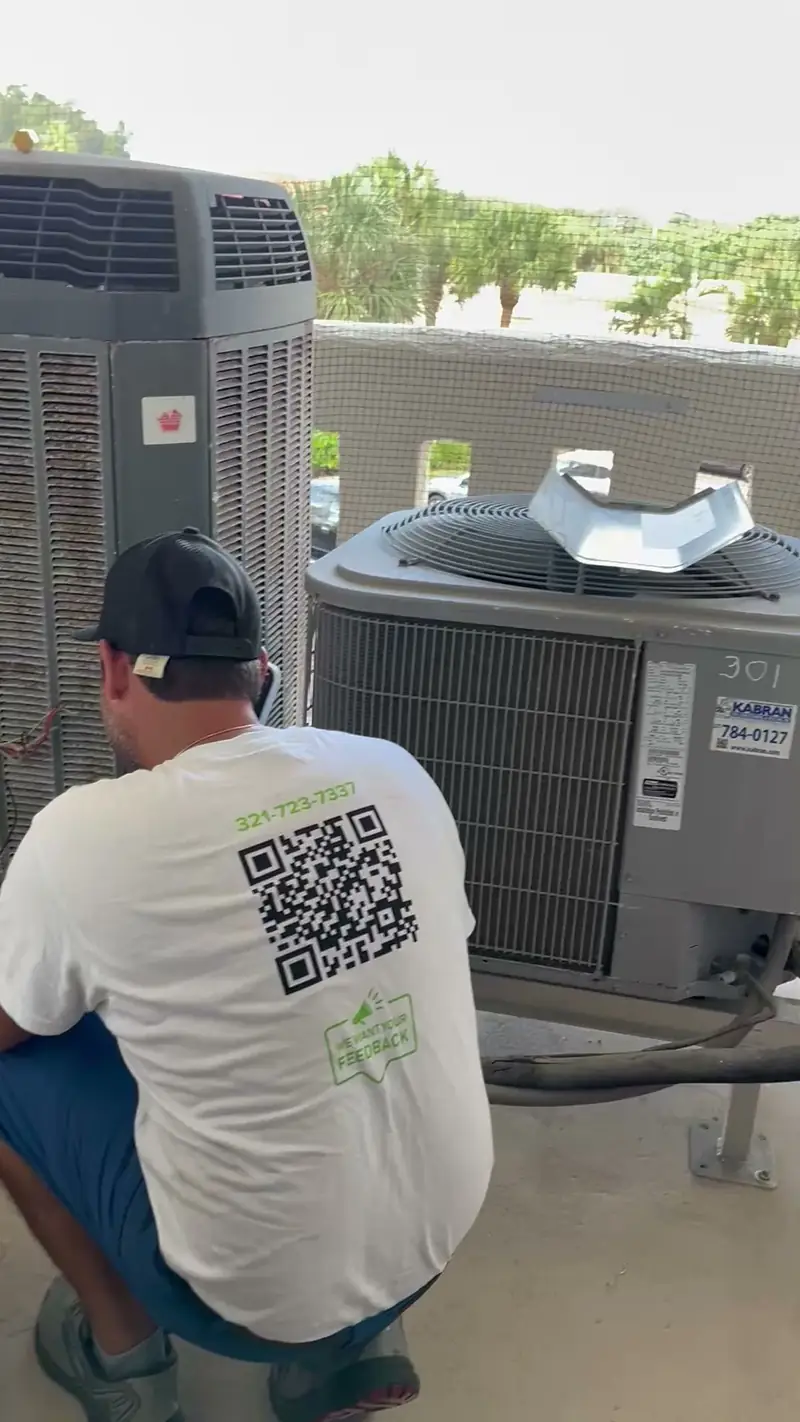 Synergie technician servicing a rooftop condenser